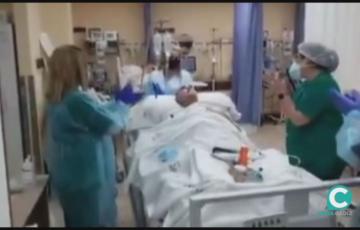 Los profesionales del hospital han subido un vídeo a redes con el momento de la salida del enfermo de la UCI