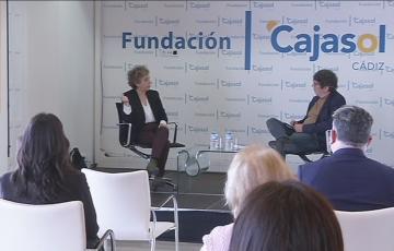 La congresista Gloria Elizo junto al periodista Pedro Ingelmo 