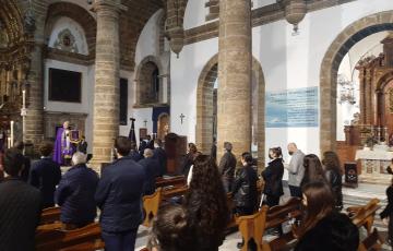 La iglesia de Santa Cruz se ha llenado de jóvenes gaditanos