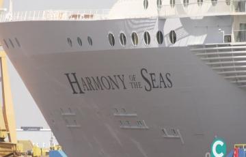 El "Harmony of the Seas" atracado en el muelle de Cádiz