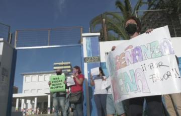 Los padres y madres del colegio Gadir inician calendario de protestas contra el recorte de líneas en el centro