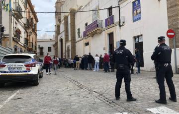 Control de la policía local en la Iglesia de Santa María 