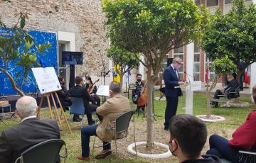 El edificio Hospital Real, sede del vicerrectorado de Internacionalización, acoge un acto conmemorativo con izada de bandera europea y descubrimiento de placa en la inauguración del Patio de las Naciones
