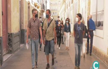 Benito Olmo por las calles de Cádiz acompañado de sus lectores y lectoras