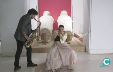 La bailaora María Moreno y el músico Diego Villegas en la performance que han protagonizado en el Museo de Cádiz 