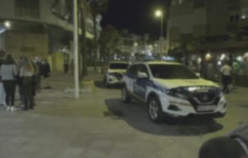 Agentes de la Policía Local interrumpen un botellón en el Módulo Central de la Playa Victoria 