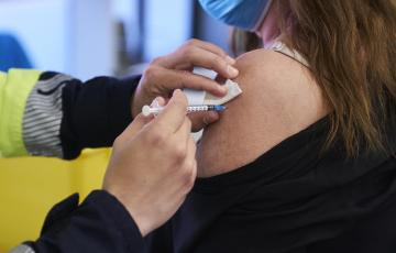 Sanitaria administrando una vacuna 