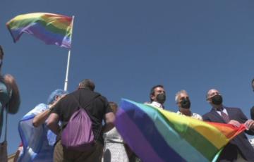 El Ayuntamiento iza la bandera arcoiris en la plaza de Sevilla para conmemorar el Día Internacional del Orgullo LGTBI