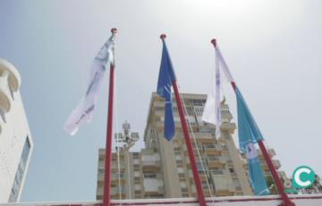 Imagen de la banderas de calidad izadas en la Playa Victoria 
