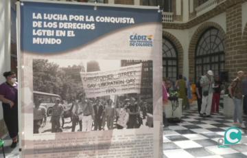 La muestra itinerante “Cádiz, una provincia de colores” que luce en el patio interior de Diputación