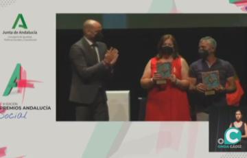 José Antonio y Carmen recogiendo el premio Andalucía Más Social en un acto celebrado en Málaga