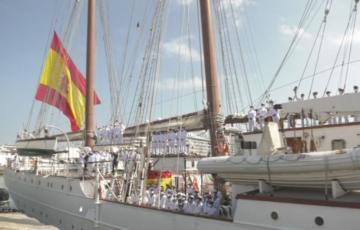 El buque Juan Sebastián Elcano a su llegada al puerto de Cádiz 