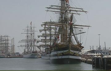 El Amerigo Vespucci y otros veleros en el puerto de Cádiz durante  la última Gran Regata de 2016