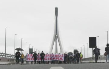 Los manifestantes han cruzado a pie el puente de la Constitución  de 1812 desde Puerto Real