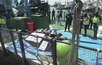 Efectivos de Policía Nacional y Agencia Tributaria con el alijo de cocaína incautado en el muelle de Cádiz