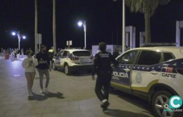 La Policía Local interpone 32 denuncias por botellón en La Caleta e impide otro en la zona de la Playa Victoria