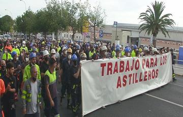 La manifestación en demanda de cargas de trabajo para astilleros subiendo la Cuesta de las Calesas