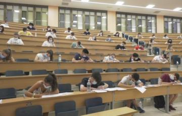 Estudiantes durante un examen de la Selectividad de 2020 celebrada con medidas de seguiridad antiCovid