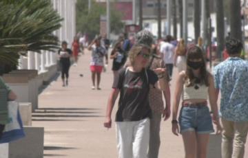 Gente paseando en Cádiz