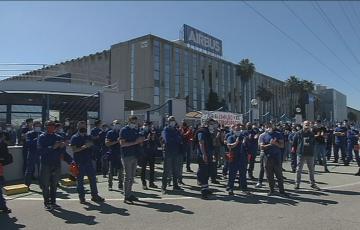 Concentración de trabajadores a las puertas de la planta de Airbus Puerto Real