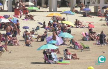 Bañistas en la playa de La Caleta en la jornada de este viernes