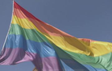 Bandera del orgullo LGTBI+ en plaza de Sevilla 