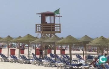 La playa Victoria de Cádiz continúa siendo una de las preferidas por los turistas