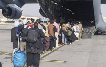 Personas esperan para ser evacuadas en el aeropuerto de Kabul - Nicholas Guevara/U.S. Marines vi / DPA
