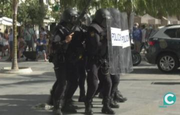 Los agentes de la Policía Nacional durante la exhibición en la Plaza de San Juan de Dios
