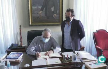 Pedro Arrojo, relator especial de la Onu, firmando en el libro de honor del Ayuntamiento de Cádiz
