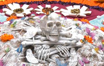 Detalle del altar de muertos en la Casa de Iberoamérica