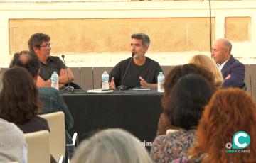 Imagen del autor Antonio Lozano junto a los periodistas Pedro Ingelmo y Pedro Espinosa. 