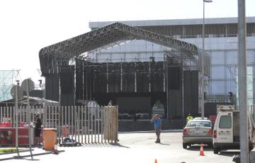 El escenario ubicado junto a la Estación de Renfe donde se celebrarán algunos de los conciertos este fin de semana