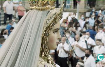 Imagen de Nuestra Señora del Rosario por la calle Plocia 