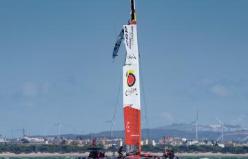 El catamarán español de Sail GP se retira de la competición tras volcar por el fuerte viento.