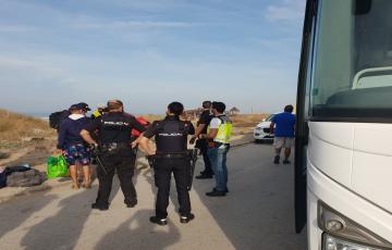 La Policía Nacional ha trasladado de los migrantes al Centro de Atención Temporal de Extranjeros de San Roque 
