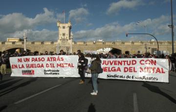 Los estudiantes apoyan las protestas del metal con una huelga y concentración en las Puertas de Tierra