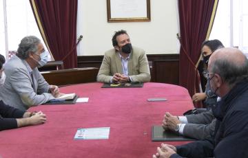 El Ayuntamiento potenciará y estrechará las relaciones con el Ateneo de Cádiz.