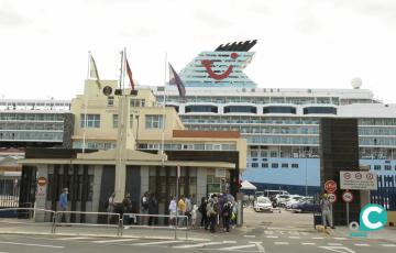 Un grupo de cruceristas salen del puerto de Cádiz para visitar la ciudad