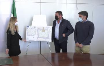 La delegada de la Junta conversa con responsables de Martín Casillas junto al proyecto de peatonalización de Plaza de España
