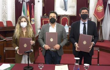 La delegada provincial de la Junta, el alcalde de Cádiz y el Viceconsejero de la Junta posan tras la firma del convenio