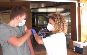 Un adolescente recibe la vacuna