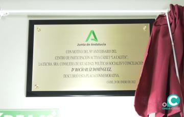 La nueva placa conmemorativa con la que cuenta el centro de la calle Zaragoza