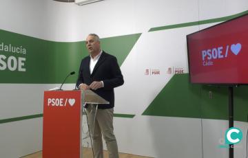 El secretario general del PSOE de Cádiz, Juan Carlos Ruiz Boix, durante su comparecencia en la sede del partido