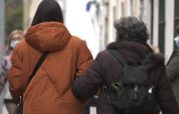 Mujeres pasean en Cádiz