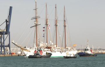 Elcano llegando este jueves a Cádiz para su atraque