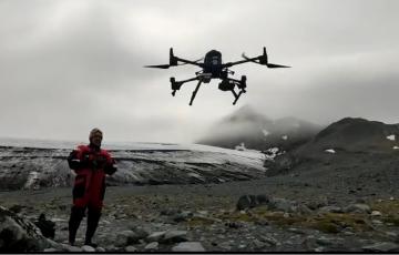 El jefe de Drones de la UCA, el profesor Luis Barbero, operando con un equipo en la Antártida