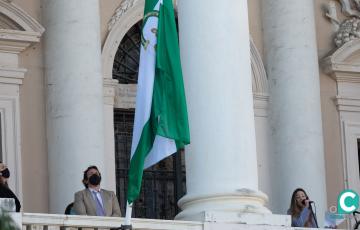 Momento del izado de la bandera andaluza en el balcón del Ayuntamiento