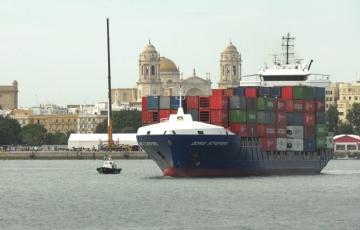 Un portacontenedores sale del puerto de Cádiz para cubrir la ruta con Canarias