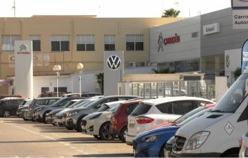 Concesionarios de coches en el polígono exterior de la Zona Franca de Cádiz